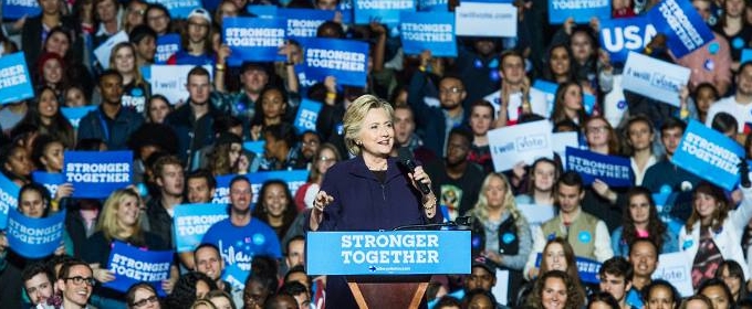 Social: Hillary Clinton Receives Standing Ovation at SUNSET BOULEVARD Video