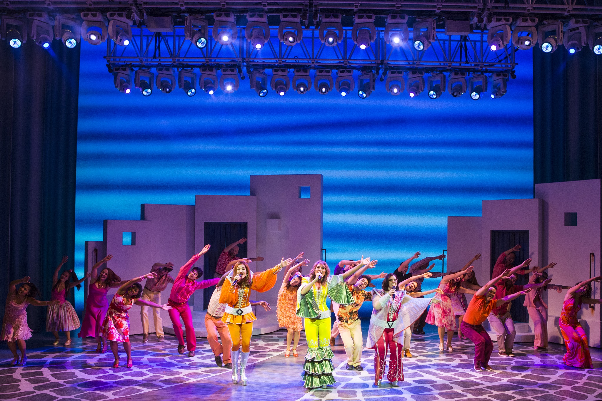 Review: MAMMA MIA at Altria Theater Image