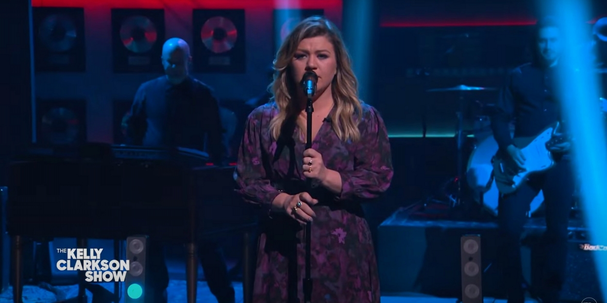 VIDEO: Kelly Clarkson Covers 'Rare' Video
