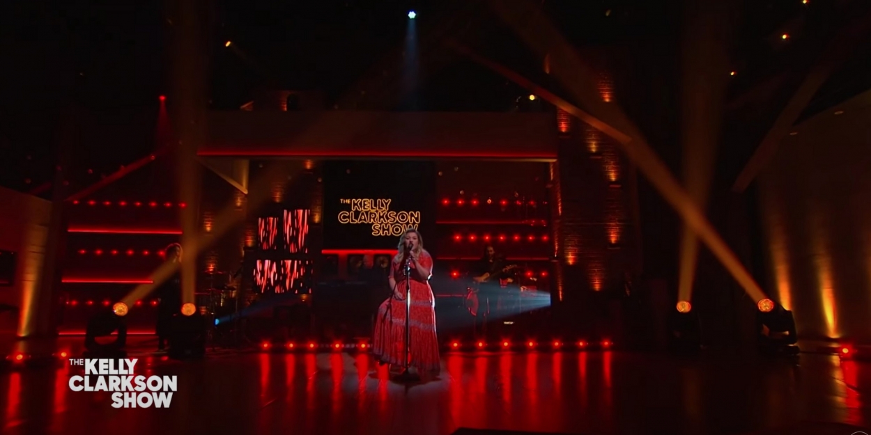 VIDEO: Kelly Clarkson Covers 'You Make It Easy' Video