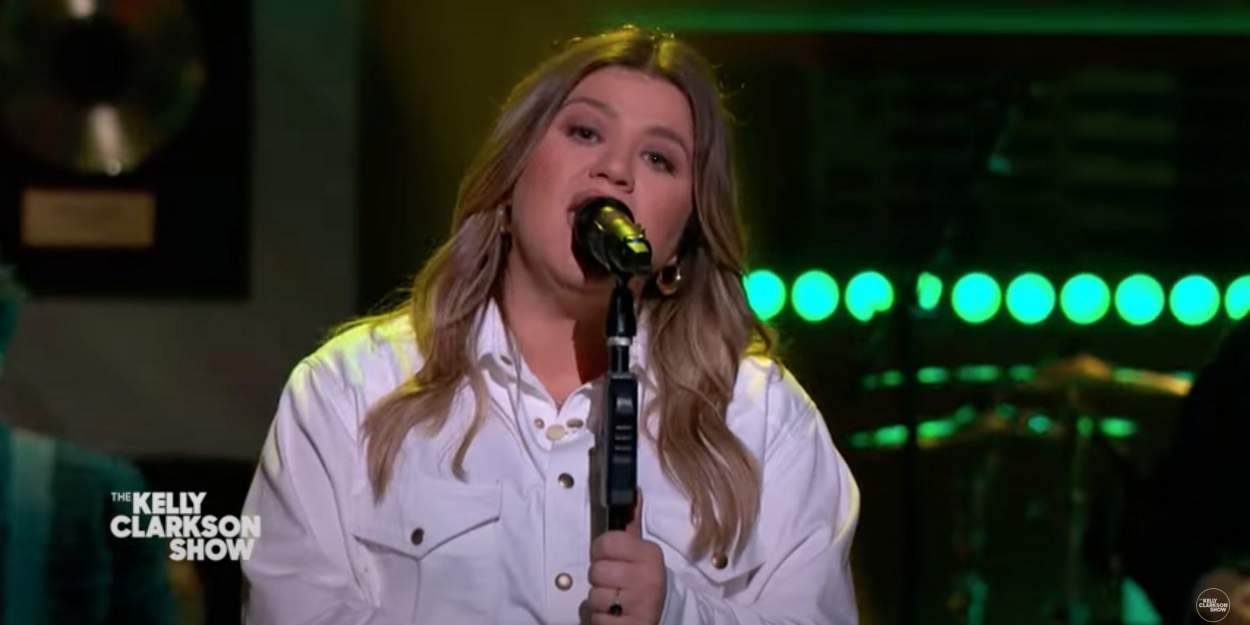 VIDEO: Kelly Clarkson Covers 'Rich'