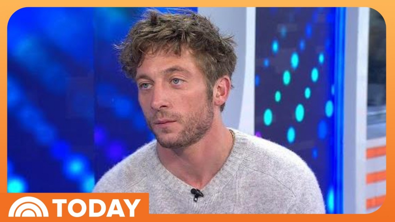 Jeremy Allen White on Why Social Media Isn't 'Great for Our Mental Health' Photo