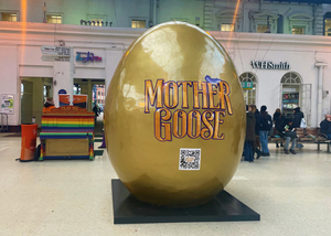 The Cast of MOTHER GOOSE Arrive at Theatre Royal Brighton 