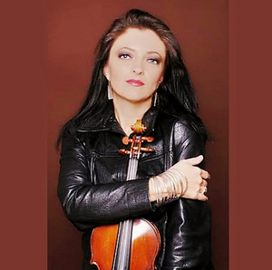 La Violinista Erika Dobosiewicz, Académica Y Reconocida Violinista De La Orquesta Del Teatro De Bellas Artes Image