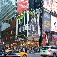 Wake Up With BWW 10/4: AMERICAN UTOPIA Begins Previews, and More! Image
