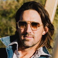 VIDEO: Jake Owen Highlights the Little Things in '1x1' Official Music Video Photo