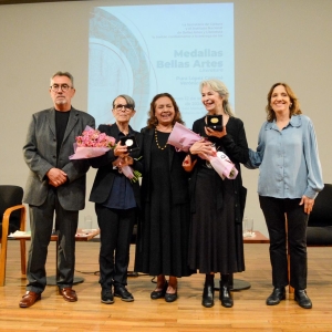 Pura López Colomé Y Verónica Murguía Reciben La Medalla Bellas Photo