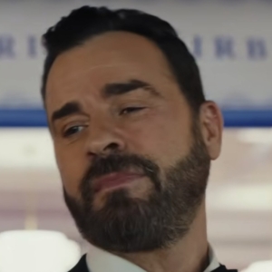 Video: Justin Theroux Stars in Sneak Peek Clip From POKER FACE Season 2 Video