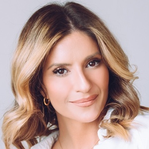 Interview: Anneliese Vander Pol of THE MUSIC THAT MAKES US DANCE! @ El PORTAL Photo