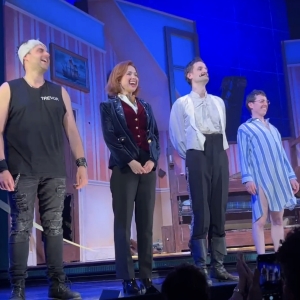 Video: Watch Ellie Kemper Take Her First Broadway Bows in PETER PAN GOES WRONG Video