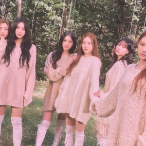 K-Pop Spotlight: Weeekly Releases New Single Stranger in Korean & English Photo