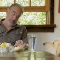 VIDEO: Mandy Patinkin Sings Hebrew Prayers to His Dog Before Her Meals Photo