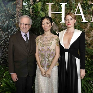 Photos: HAMNET Holds Los Angeles Premiere with Jessie Buckley, Steven Spielberg, &…