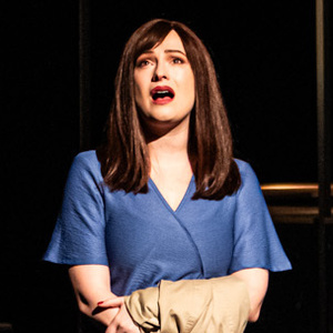 Review: PĚT LET tam ale i ZPĚT v Divadle Hybernia se toč&iacute; kolem vztahu mlad&eacu Photo