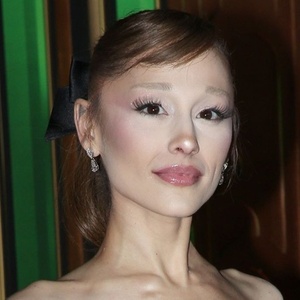 Photo: Ariana Grande and Jonathan Bailey Tease SUNDAY IN THE PARK WITH GEORGE Reunion Photo