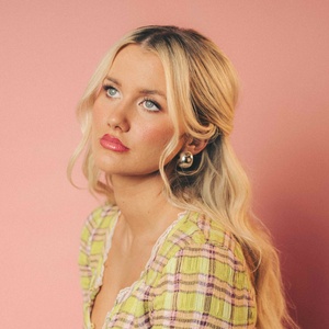 Breakout Country Star Elizabeth Nichols to Play First Headlining Tour Photo