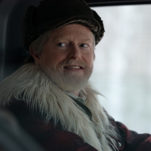 Video: Jesse Tyler Ferguson & More Join Cast for Jonas Brothers Christmas Special; Wa Video