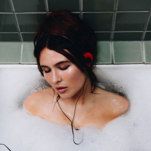 Mimi Webb to Release Sophomore Album 'Confessions' in September; Listen to a New Sing Photo