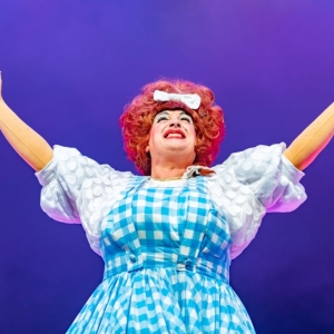 EDINBURGH 2025: Review: SHE'S BEHIND YOU, Traverse Theatre Photo