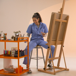 Exclusive: Sarah Silverman Shows Off Celebrity Impressions in THE DRAWING ROOM WITH M Photo