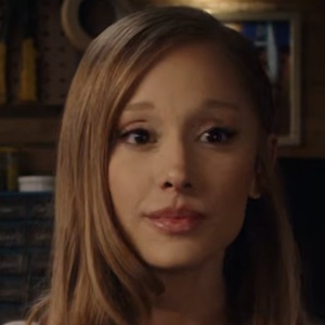 First Look at Ariana Grande in FOCKER-IN-LAW Photo