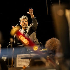 James Gaffigan Extends Contract As General Music Director Of Komische Oper Berlin Through  Photo