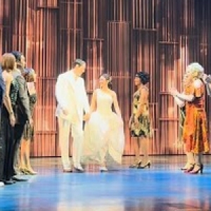 Video: Sarah Hyland Takes First Bows in THE GREAT GATSBY Photo