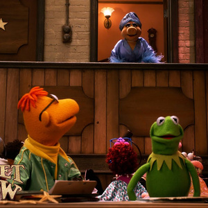 Video: Sabrina Carpenter and Seth Rogen Join THE MUPPET SHOW in New Teaser Photo