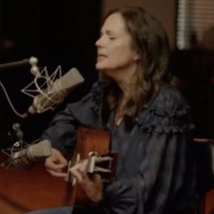 Video: Lori McKenna Debuts New Acoustic Performance Video for 'Wonder Drug' Photo