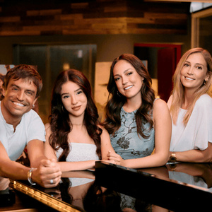 María Parrado, Manu Guix, Cristina Lora y Nuria Casas versionan 'Qué hay más allá' de VAIANA