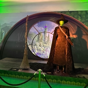 PHOTOS: Madrid acoge la experiencia inmersiva de WICKED en una exposición ún Photo