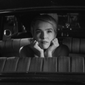 Photos: Zoey Dutch in New Photos of Richard Linklater's NOUVELLE VAGUE Photo