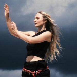 Laura Misch Announces Debut Album 'Sample the Sky' Photo