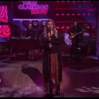 VIDEO: Kelly Clarkson Covers 'Let Me Down Easy'