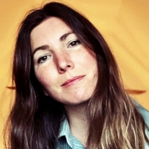 Anna Tivel Announces 'Outsiders (Live in a Living Room)' & Premieres 'The Bell'…