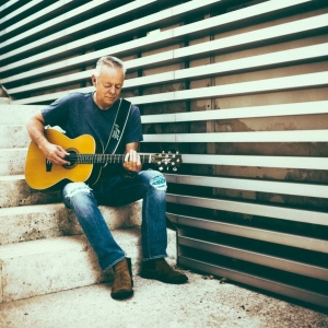 Video: Tommy Emmanuel Releases Newly Shot Live Performance Video for 'Bella Soave' Video