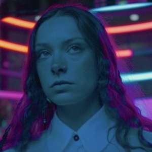Video: Holly Humberstone Shares Video For 'Elvis Impersonators'