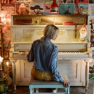 Video: Mindy Gledhill Shares New Video For 'Long Distance Lullaby' Photo