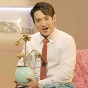 Video: MAYBE HAPPY ENDING's Zachary Noah Piser Records 'World Within My Room' Photo
