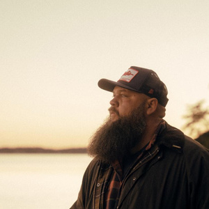 Larry Fleet Confirms 'From A Barstool' Fall Tour Photo