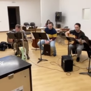 Video: Go Inside Rehearsals For ONCE at Sheas Photo