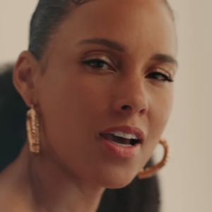 Video: Alicia Keys & Amanda Reid Perform The River From HELLS KITCHEN Photo