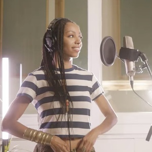 Video: Christiani Pitts and Sam Tutty Record 'American Express' Photo
