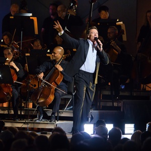 Review: Hugh Jackman Dazzles in Debut with Boston Pops at Tanglewood