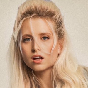 PHEBE STARR Releases Indie-Pop Single 'One Step. Two Step.' Photo