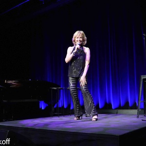 Review: GLAZER HALL WELCOMES LINDA PURL Photo