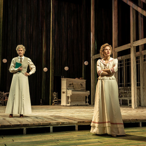 Review: SUMMERFOLK starring Sophie Rundle, National Theatre Photo