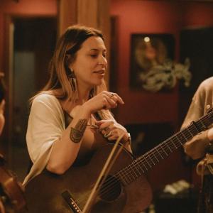 Lindsay Lou Releases BLUEGRASS WOMEN Album and Docuseries Photo