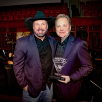 Garth Brooks Inducts Steve Wariner into Musicians Hall of Fame Photo
