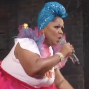 Video: Cheryl Porter Gives Voice Lesson to & JULIET Audience Before Sing-Along Show Video